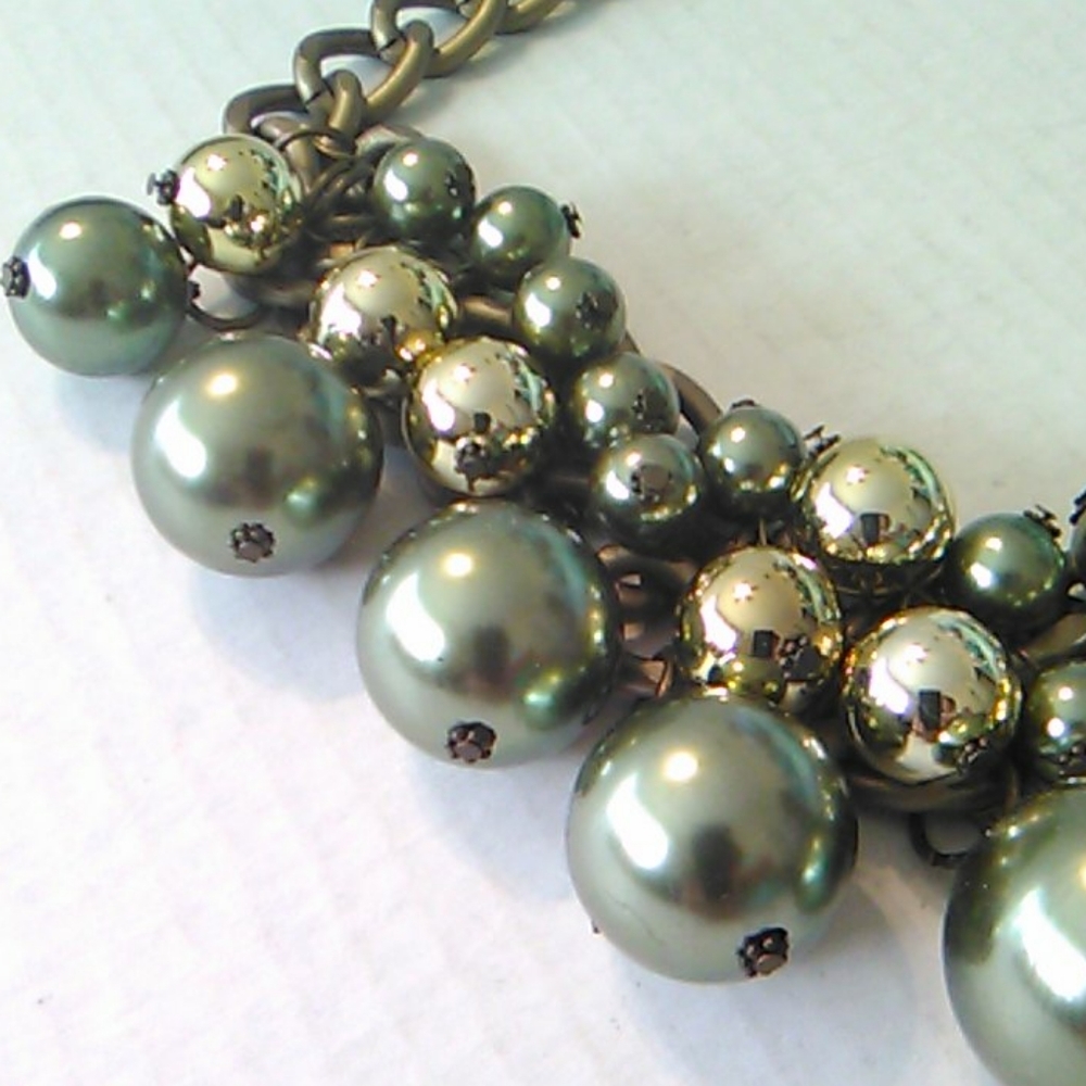 Nwt Green and Gold necklace set - Picture 7 of 8